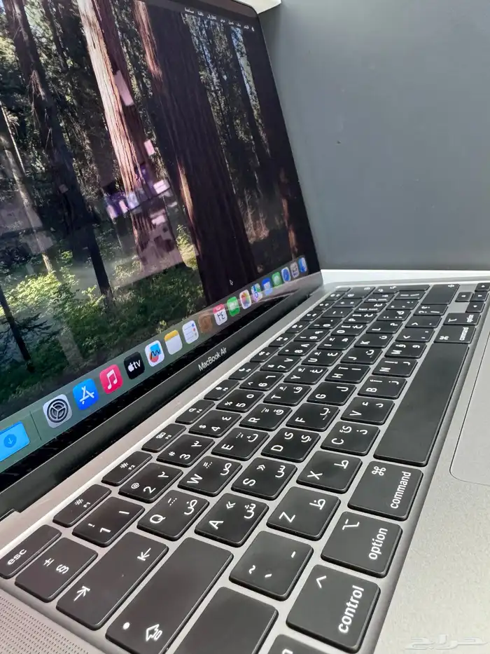 ماك بوك اير M1 سعة 256 رام 8 بطاريه 100 دورات الشحن 6 ب1550 2