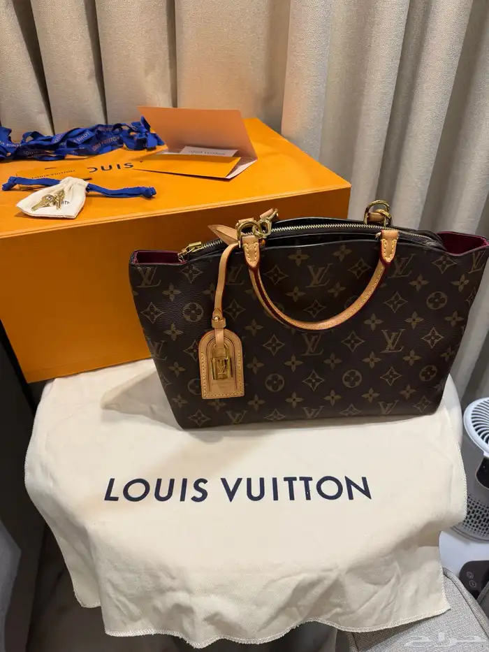 للبيع شنطة ماركة LV شبه جديده 0