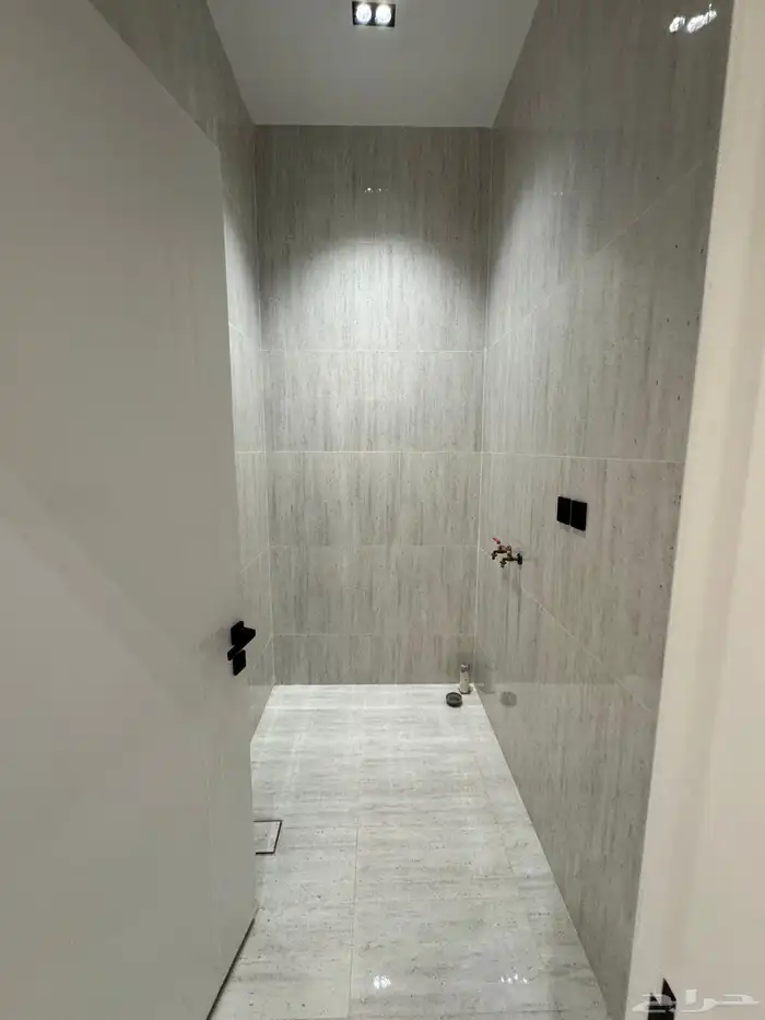 للبيع شقق تمليك أرضي 6غرف بمدخل سياره قرب كوبري باحص 8