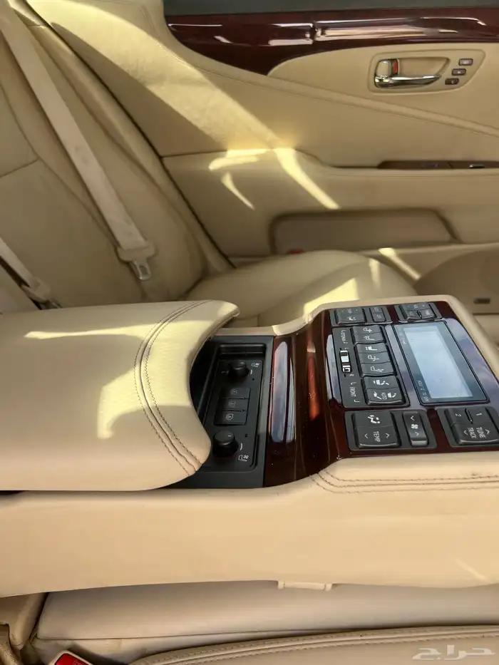 لكزس LS460L 2010. مخزن 10