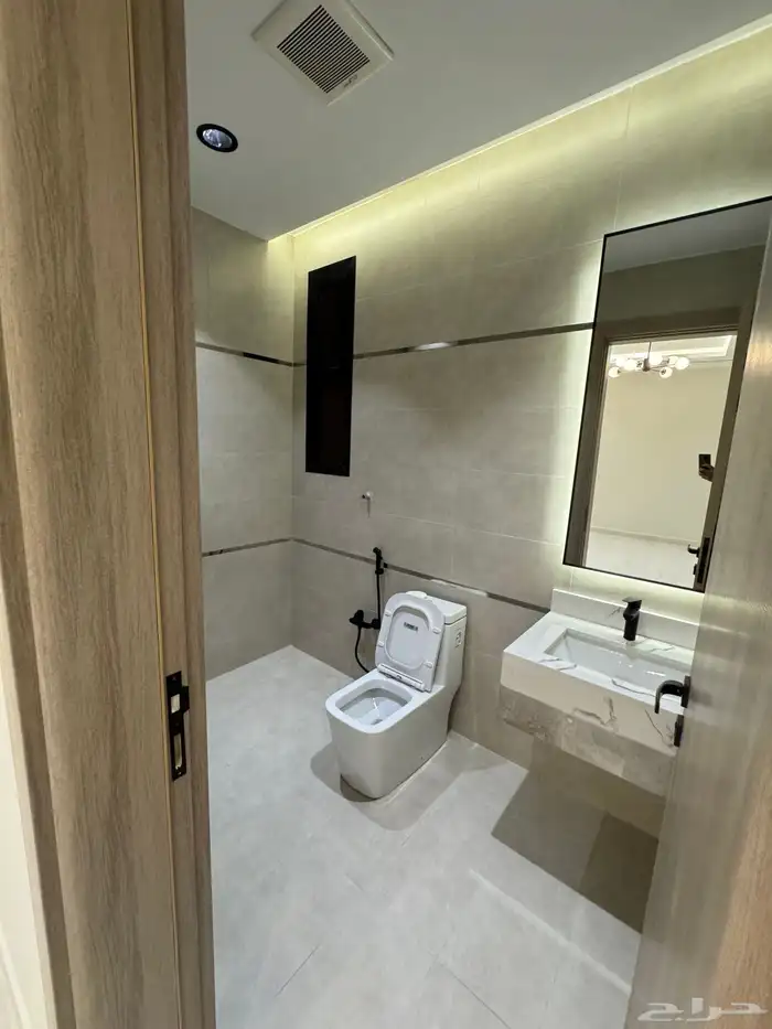 للبيع بأحد رفيده دور تمليك أرضي 6 غرف بمدخل سياره تشطيب vip 17