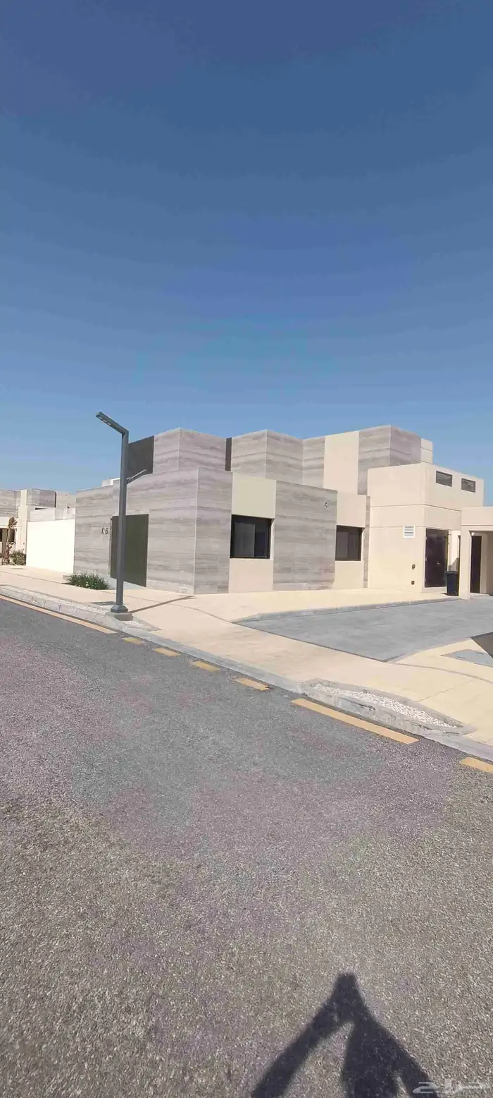 مهندس مدني خريج 2021 لدي خبره بالمملكه ولدي رخصة قيادة 3