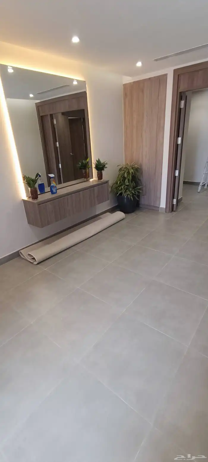 مهندس مدني خريج 2021 لدي خبره بالمملكه ولدي رخصة قيادة 10