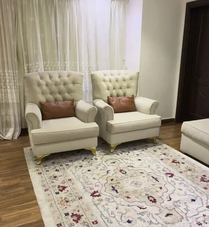 كنب للبيع شبه نظيف وغير مكسور مع اثنين كراسي 1