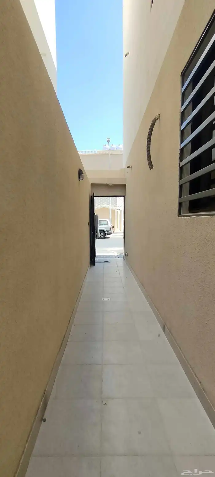 للبيع شقق ارضية وعلويه تشطيب ممتاز موقع مميز بحي الموظفين 19