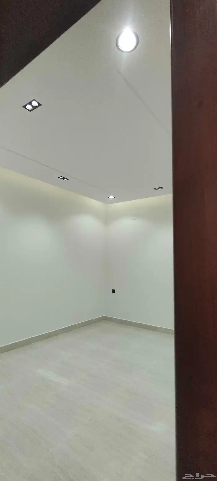للبيع شقق ارضية وعلويه تشطيب ممتاز موقع مميز بحي الموظفين 21