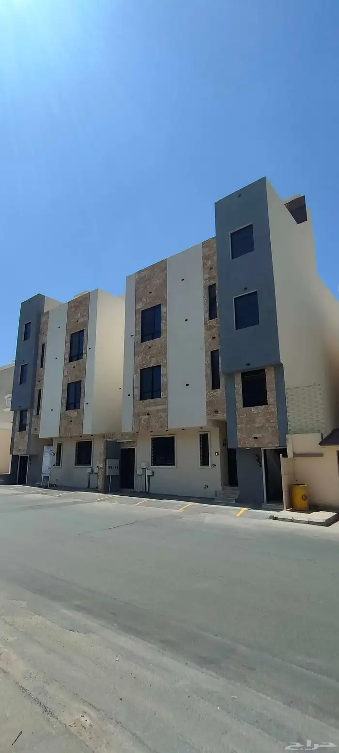 للبيع شقق ارضية وعلويه تشطيب ممتاز موقع مميز بحي الموظفين 1