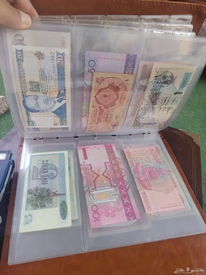 عملات دوليه مع حافظات النقود مرتبه البعض قديم 6