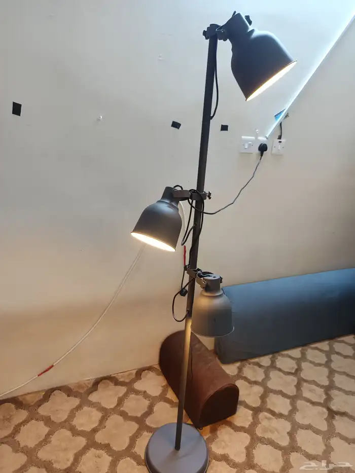 أبجورة مصباح بثلاث مصابيح توجيهه ارضي للبيع بالرياض 1