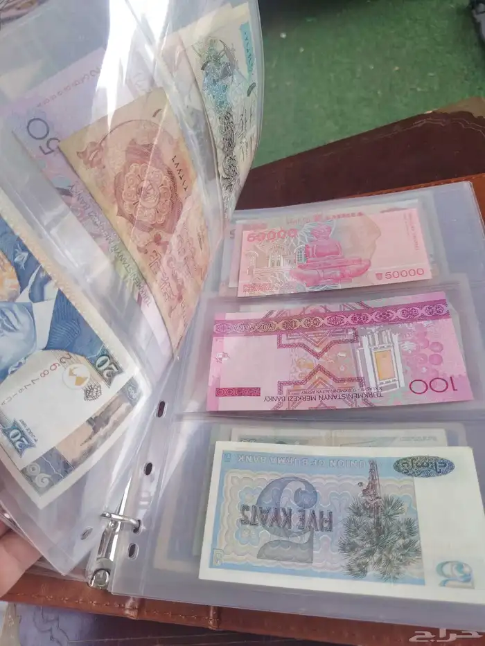 عملات دوليه مع حافظات النقود مرتبه البعض قديم 1