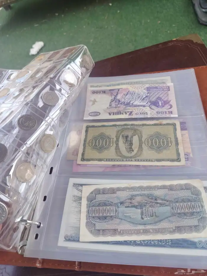 عملات دوليه مع حافظات النقود مرتبه البعض قديم 0