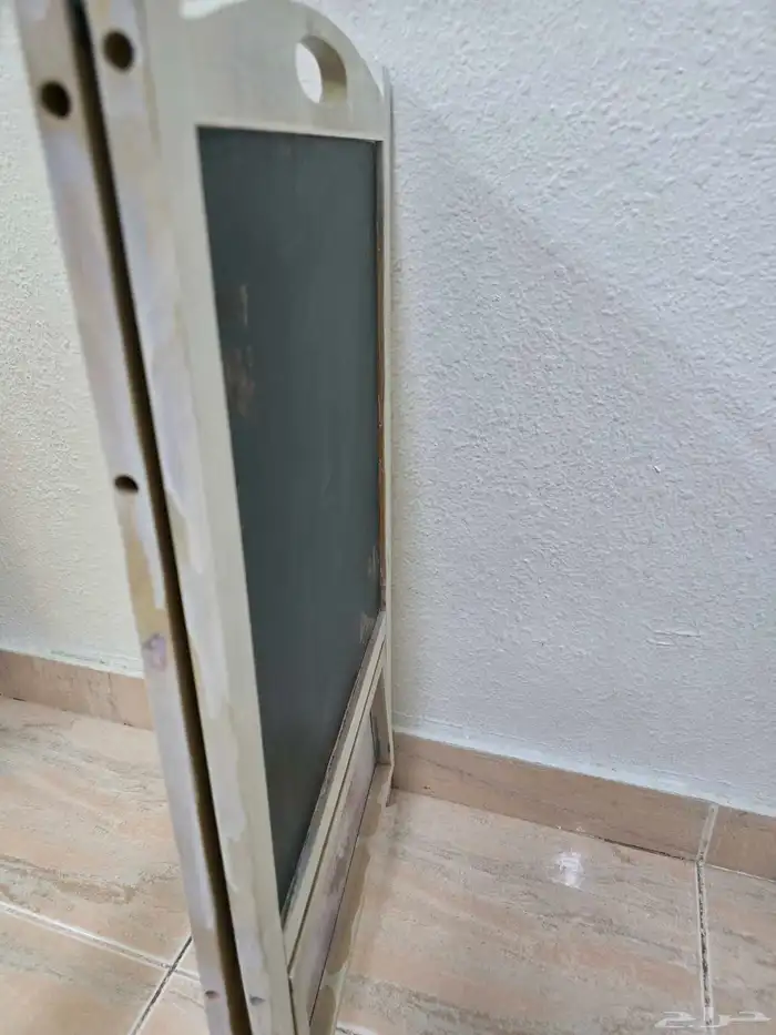 سبورة أطفال بحالة ممتازة للبيع 2