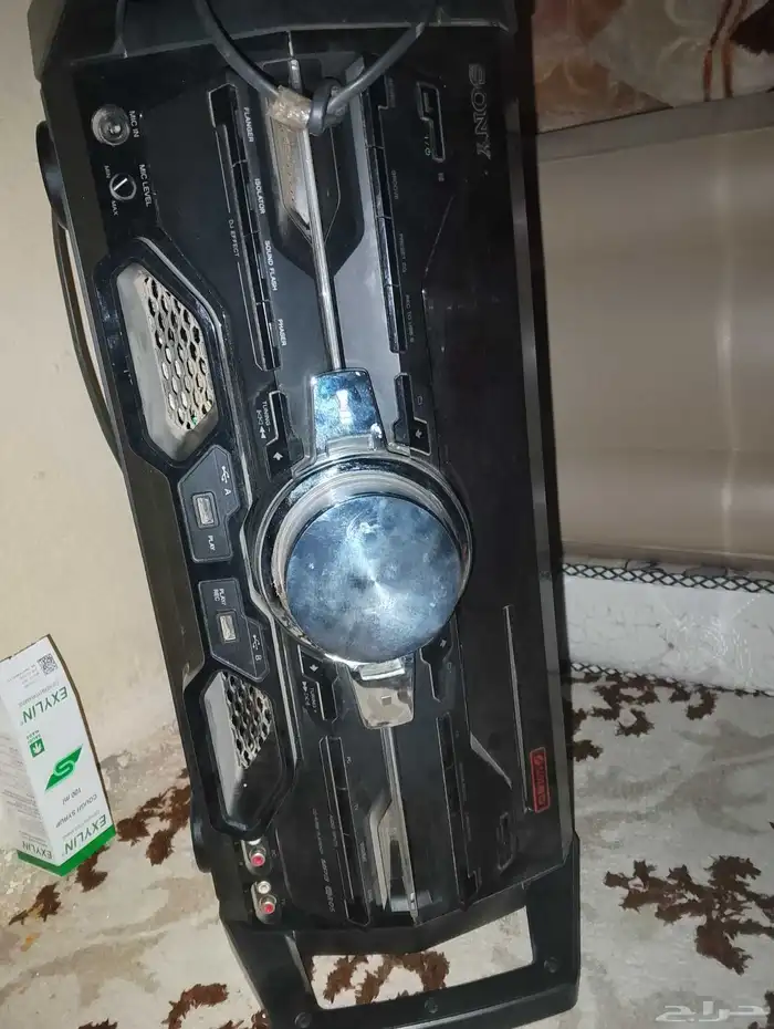 الجهاز هو نظام صوتي منزلي من شركة سوني  طراز LBT-SH2000 أو. 1