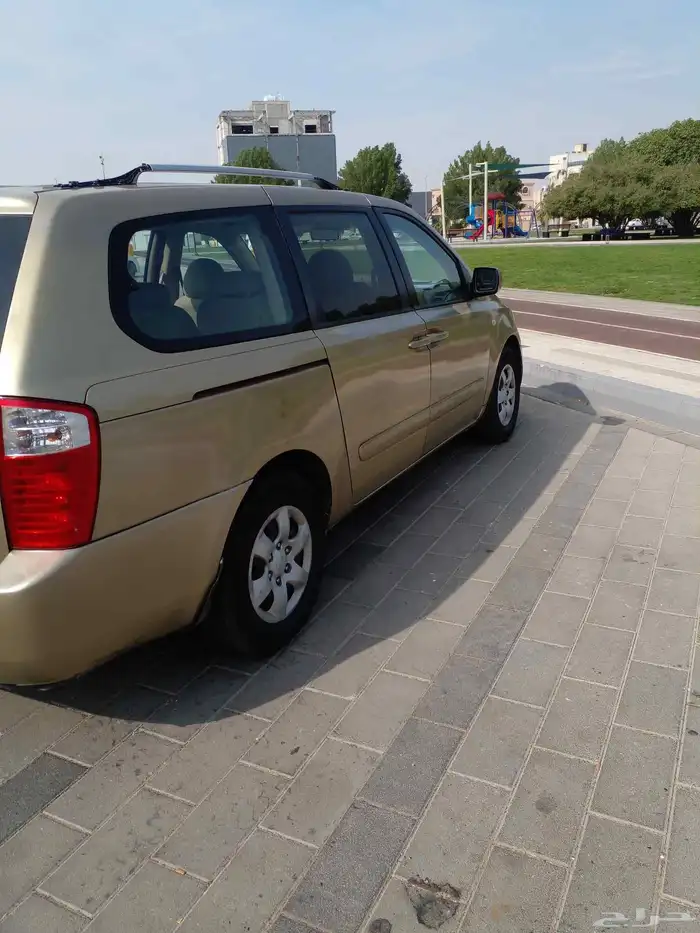 kia كرنفال موديل2010 8