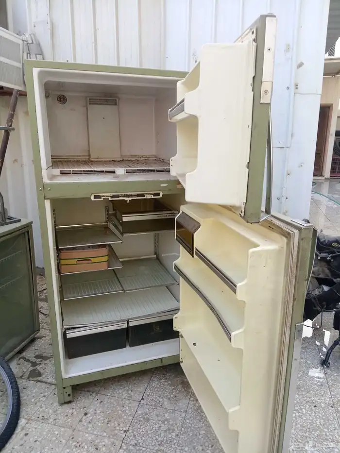 ثلاجة كبيرة دورين حلو يحتاج لها صيانه او تنباع سكراب 0