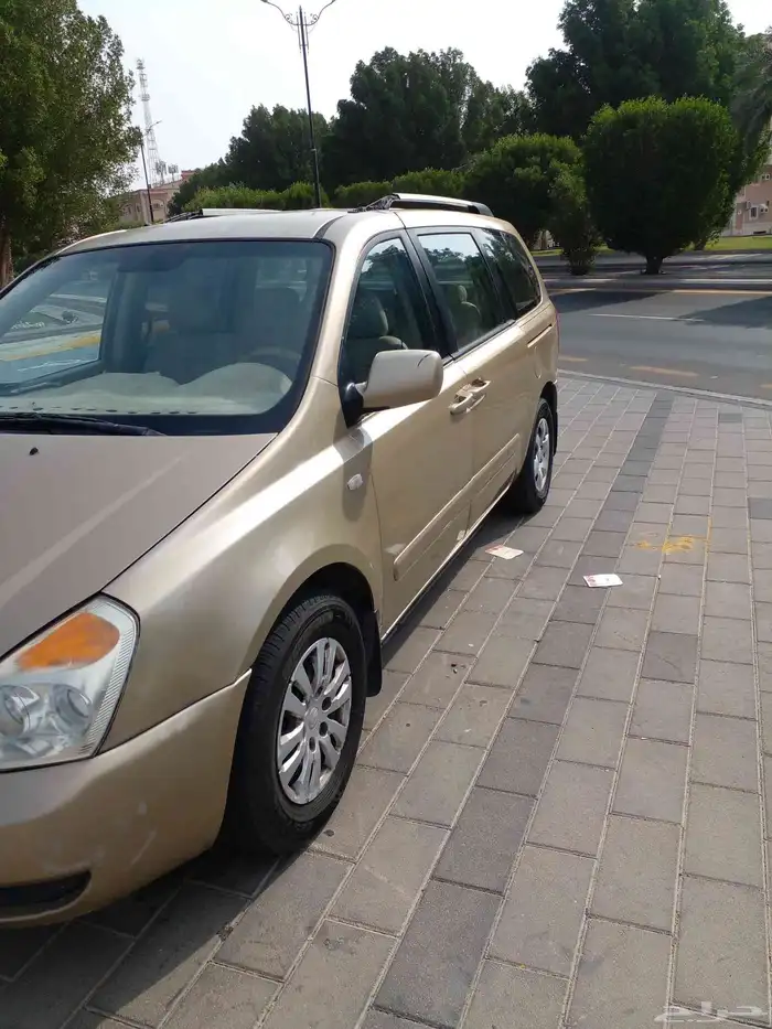 kia كرنفال موديل2010 6