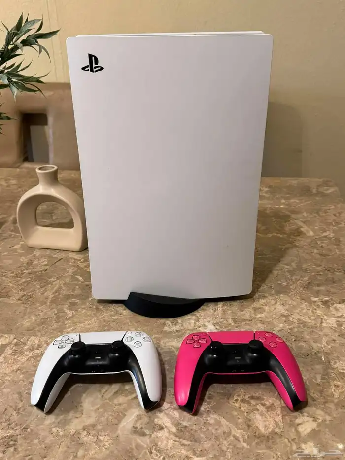 بلايستيشن 5 مع الايادي والكرتون والاسلاك   gta5 0