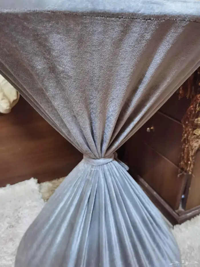 طاوله وسجادتين صغيره للبيع مقاس 150في 230 1