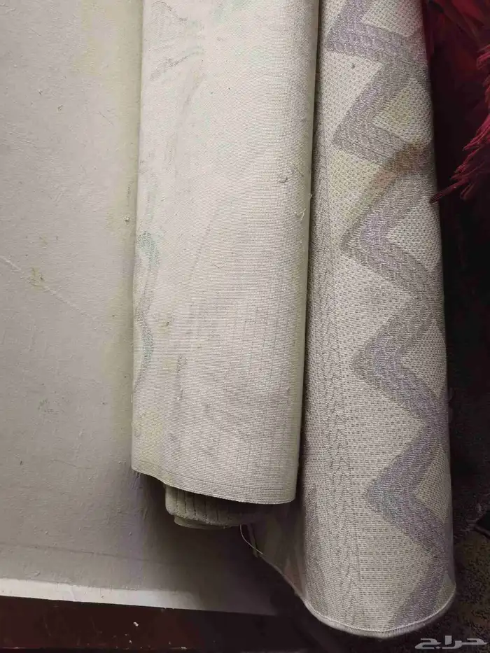طاوله وسجادتين صغيره للبيع مقاس 150في 230 3