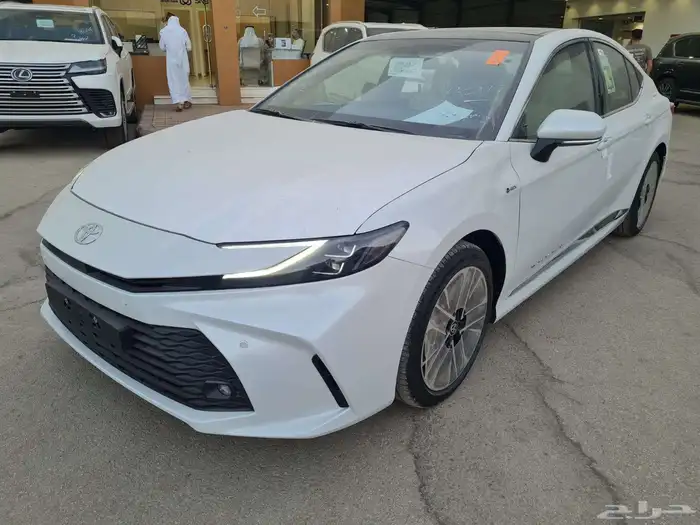 تويوتا كامري ابيض نص فل 2025 5