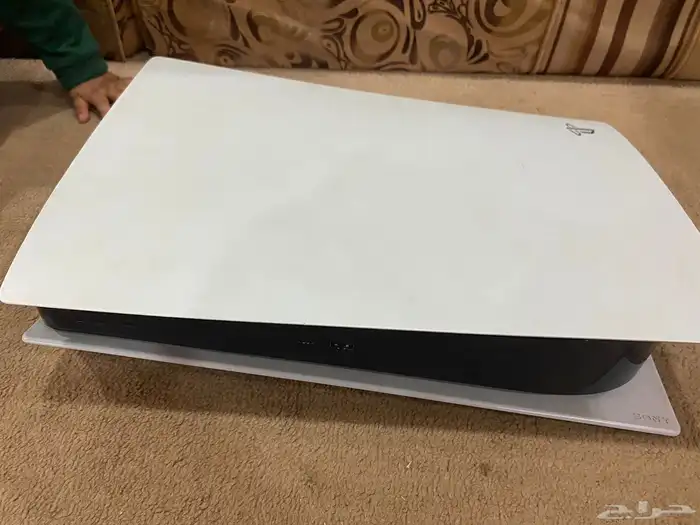 بلاستيشن 5 المساحه 825 مع يد استخدام اول 1