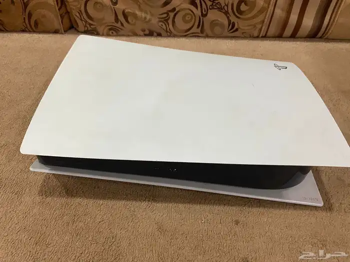 بلاستيشن 5 المساحه 825 مع يد استخدام اول 7