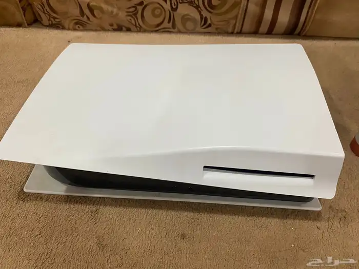 بلاستيشن 5 المساحه 825 مع يد استخدام اول 4