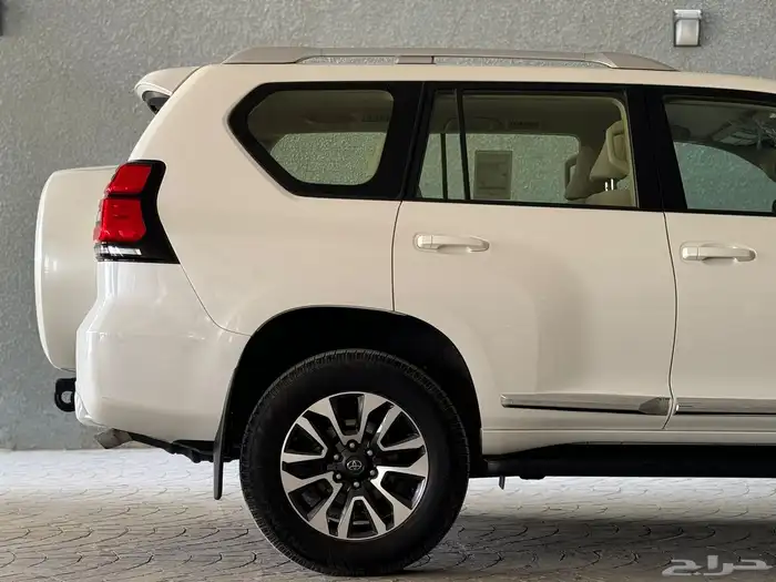 تويوتا برادو V6 موديل 2023 نظيف جدا 4