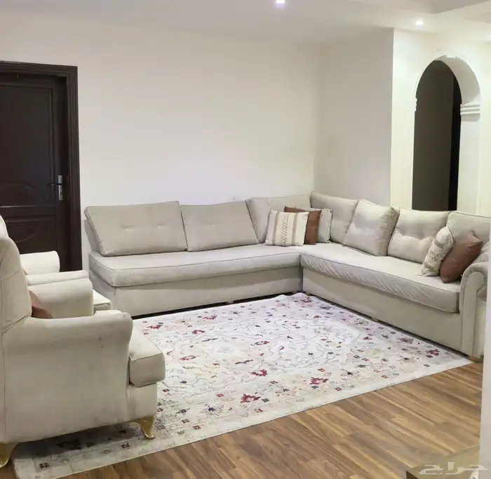 كنب للبيع شبه نظيف وغير مكسور مع اثنين كراسي 0