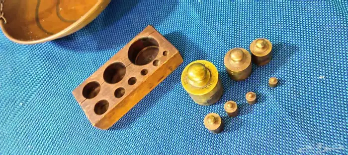 ميزان نحاس تراثي مخزن مع أوزان تراثيه صناعة أوروبية شغال 7