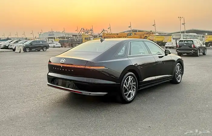 هونداي ازيرا 2023 ( بنزين ) فل كامل شبه جديدة للبيع 3