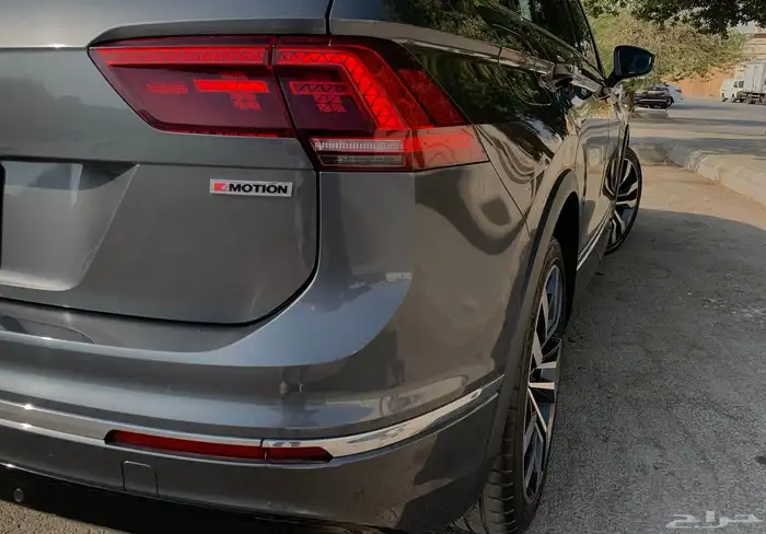 فوكس وأجن يتجوان 2019 R line 3