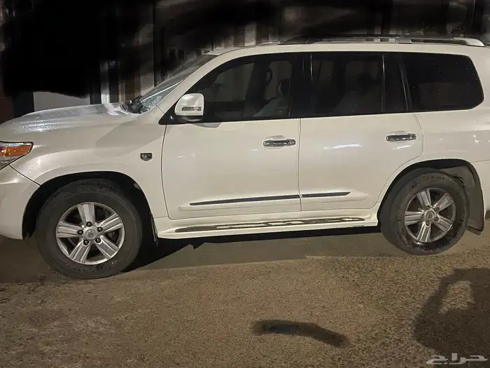 جيب لاندكروزر 2015 نظيف 1