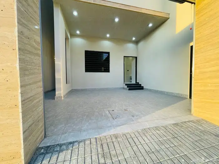 للبيع ادوار ارضي بحوش مدخل سيارة من 550 الف شمال الخميس 3