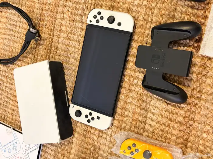 جهازين نينتندو سويتش مع وحدات تحكم إضافية 2