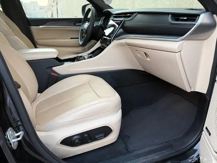 جيب شروكي لمتد 2023 40