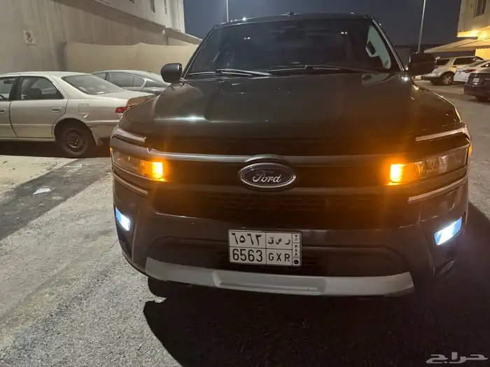 فورد اكسبديشن موديل 2023 XLT اللون اخضر غامق 2