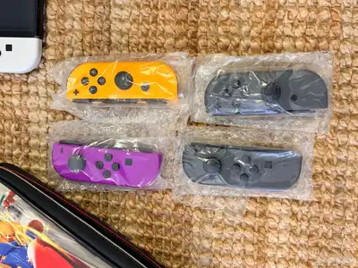 جهازين نينتندو سويتش مع وحدات تحكم إضافية index