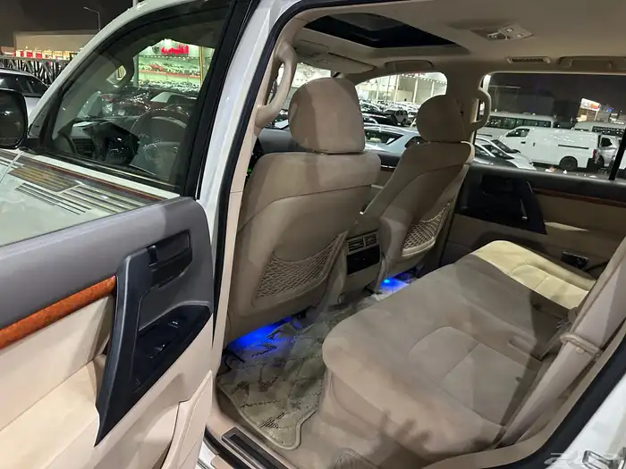 تويوتا لاند كروزر GXR موديل 2014 فل كامل نظيف بريمي 18