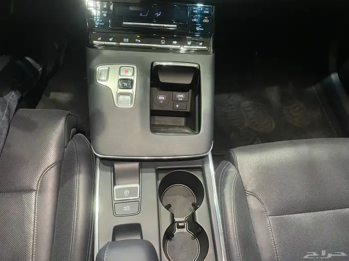 ازيرا 2021 نصف فل ( بنزين ) 6 سلندر 18