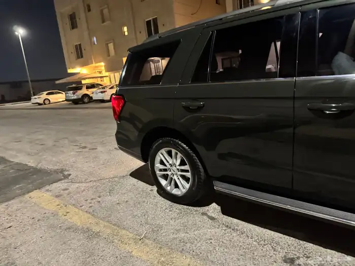 فورد اكسبديشن موديل 2023 XLT اللون اخضر غامق 22