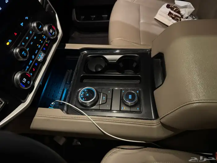 فورد اكسبديشن موديل 2023 XLT اللون اخضر غامق 6