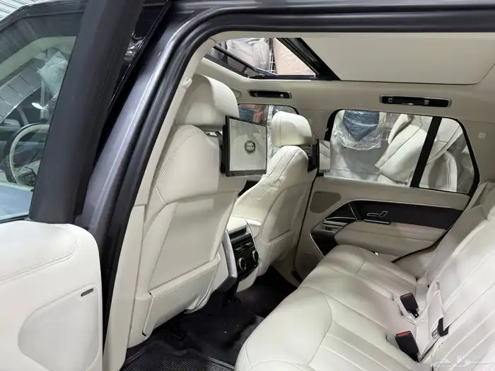 شاشات مراتب خلفية رنج روفر 2024 إلى 2025 نفس شكل الوكا 17