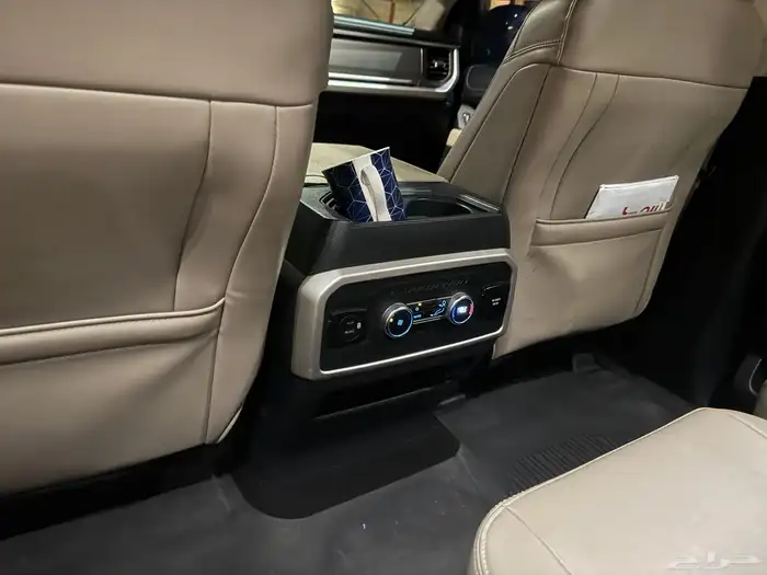 فورد اكسبديشن موديل 2023 XLT اللون اخضر غامق 15