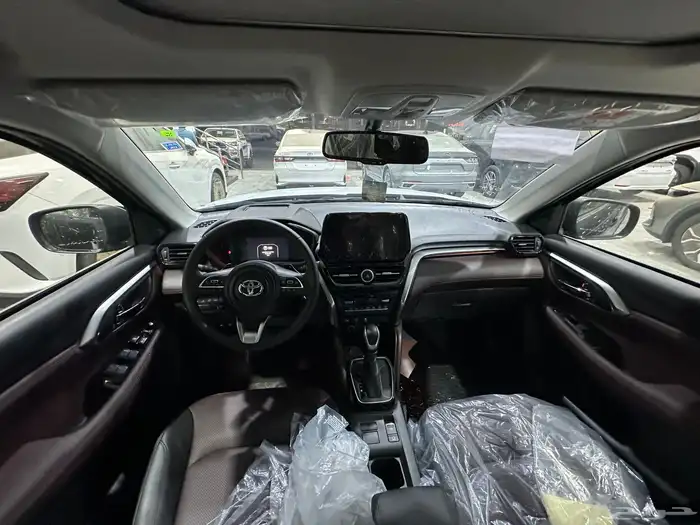 تويوتا اوربان كروزر فل 4 سلندر موديل 2026 لون اسود 3