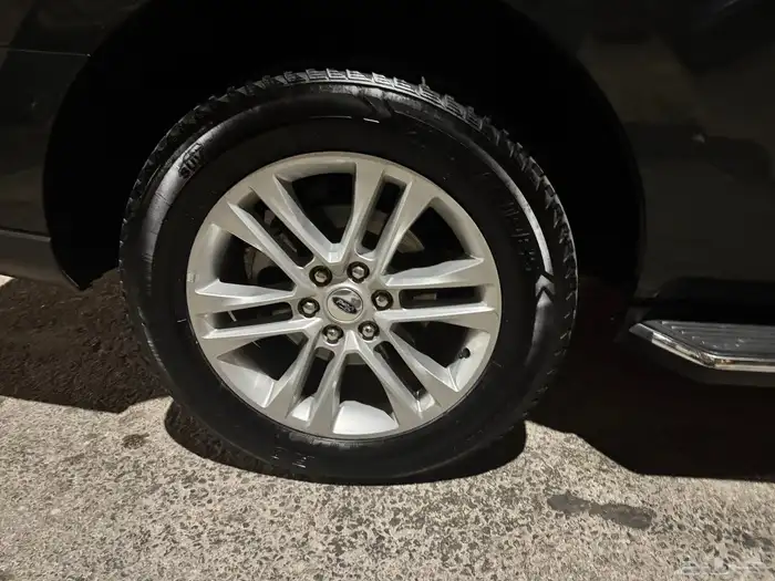 فورد اكسبديشن موديل 2023 XLT اللون اخضر غامق 21