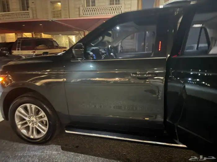 فورد اكسبديشن موديل 2023 XLT اللون اخضر غامق 11