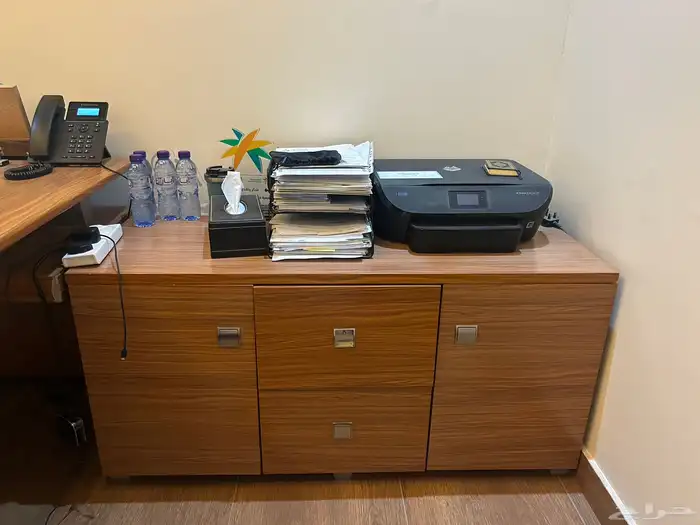 للبيع  3 مكاتب مع أرفف جانبية   شبه جديدة 2