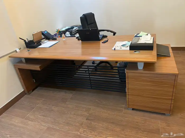 للبيع  3 مكاتب مع أرفف جانبية   شبه جديدة 1