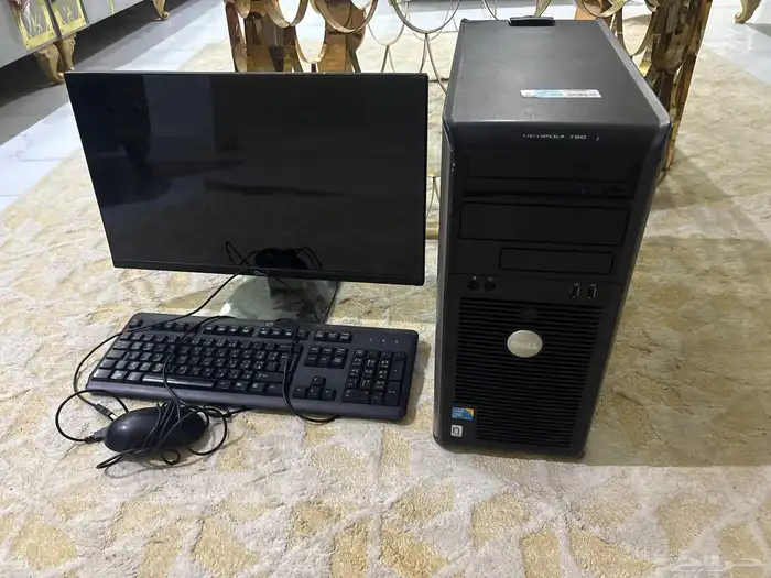 شاشه مع بيسي مع كيبورد و ماوس 0